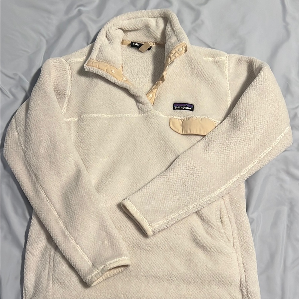White fuzzy Patagonia pullover
